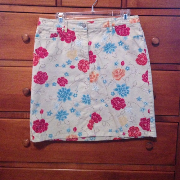 Ann Taylor Dresses & Skirts - Ann Taylor Floral Skirt - Cream, Red, Blue